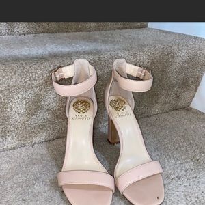 Beautiful Vince Camuto women heels in a great condition